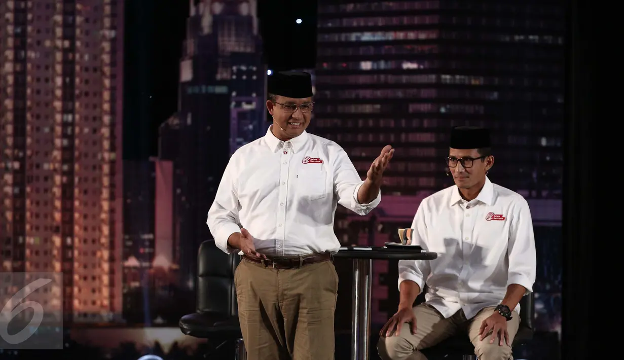 Ekspresi Anies Baswedan memaparkan visi misi pada debat perdana Cagub DKI Jakarta di Bidakara, Jakarta, Jumat (13/1). Anies mengatakan pembangunan daerah pinggir kali bukan dengan menggusur warga begitu saja. (Liputan6.com/Faizal Fanani)