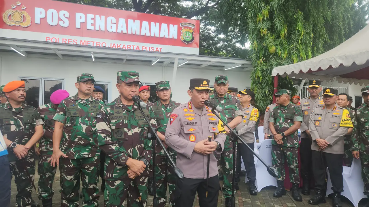 Kapolri Jenderal Listyo Sigit Prabowo saat apel peninjauan pasukan di Monas, Jakarta Pusat, Rabu (14/2/2024). (Merdeka.com/ Bachtiarudin Alam)