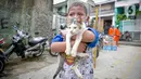 Seorang anak membawa kucing miliknya untuk diperiksa kesehatannya di Kawasan Tebet, Jakarta, Senin (22/2/2021). Dinas KPKP Provinsi DKI Jakarta mengadakan pemeriksaan kesehatan hewan peliharaan secara gratis bagi yang terdampak banjir. (Liputan6.com/Faizal Fanani)