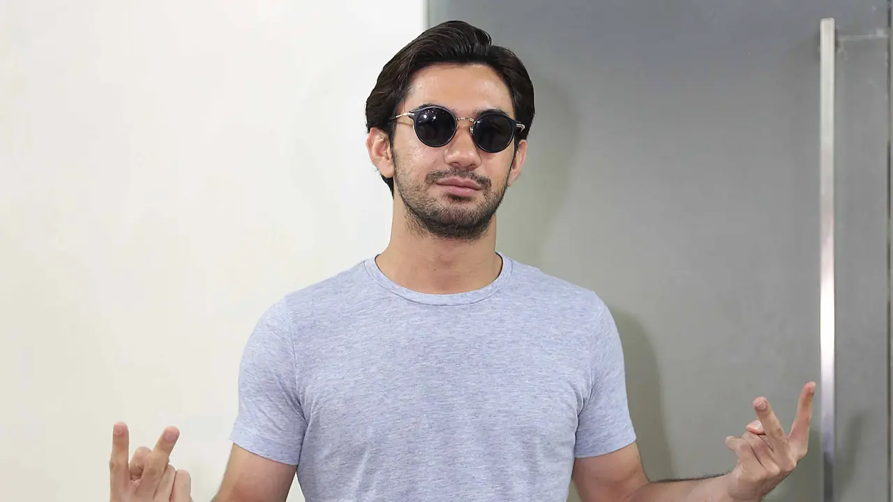 [Bintang] Reza Rahadian, dari Film My Stupid Boss hingga Raih Piala Citra