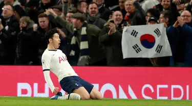 Pemain Tottenham Hotspur Son Heung-min melakukan selebrasi usai mencetak gol ke gawang Manchester City pada pertandingan Liga Inggris di  Stadion Tottenham Hotspur, London, Inggris, Minggu (2/2/2020). Tottenham Hotspur mengalahkan Manchester City 2-0. (AP Photo/Ian Walton)