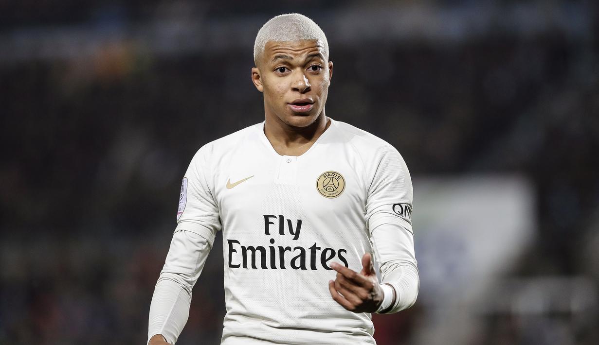Striker Paris Saint Germain (PSG), Kylian Mbappe, saat melawan RC Strasbourg pada laga Liga 1 Prancis di Stadion Stade de la Meinau, Rabu (5/12). Kedua tim bermain imbang 1-1. (AP/Jean-Francois Badias)
