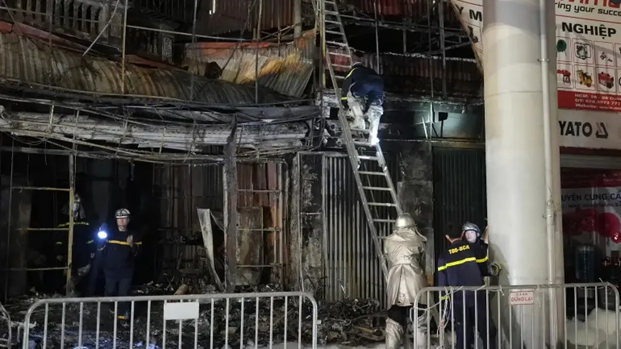 Petugas pemadam kebakaran memeriksa bangunan bar yang terbakar di Hanoi, Vietnam pada 19 Desember 2024 [Hau Dinh/AP]