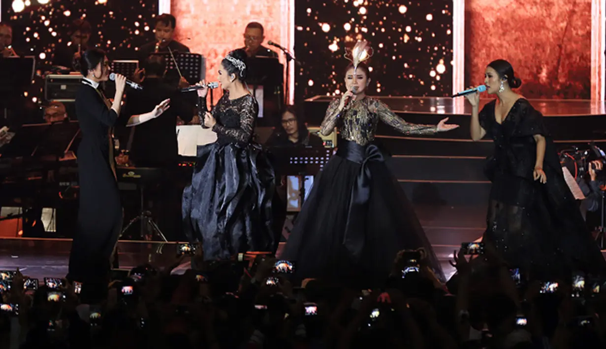 "Tadi di atas panggung juga share stage sama Krisdayanti, Raisa sama Isyana, mereka nyanyi lagu aku. Aku terharu banget dan bangga mereka mau menyanyikan lagu itu," tambahnya. (Deki Prayoga/Bintang.com)