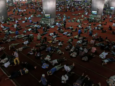 Sejumlah warga beristirahat di Masjid Istiqlal, Jakarta, Jumat (19/6/2015). Waktu luang diisi warga dengan berbaring dan beristirahat di masjid saat menunggu waktu berbuka puasa. (Liputan6.com/Faizal Fanani)