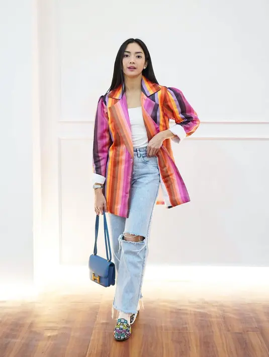 Tampil dengan blazer motif warna-warni yang dipadukan kaos putih polos serta ripped jeans ini mungkin bisa jadi inspirasi dalam berbusana. Pasalnya, meski memakai blazer penampilan Ririn ini tetap terlihat begitu santai. (Liputan6.com/IG/@ririndwiariyanti)