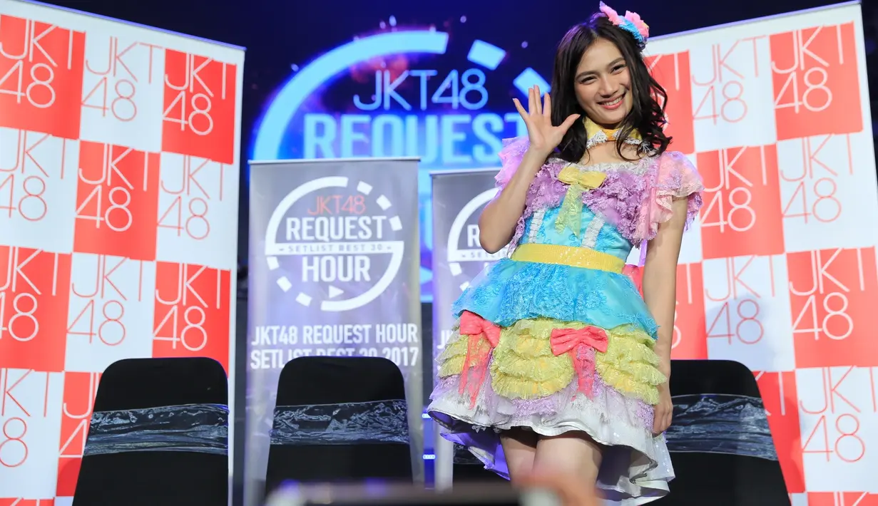 Girlband JKT 48 kembali kehilangan salah satu membernya. Kali ini giliran Melody, salah satu pentolan JKT 48 yang pamit undur diri, lulus dari JKT 48. Suasana menjadi haru saat Melody memberikan pengumuman itu. (Adrian Putra/Bintang.com)