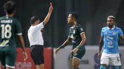 Pemain PSMS Medan, Joko Susilo medapatkan kartu merah dari wasit Tabrani saat menghadapi Sulut United dalam matchday pertama Grup Y Babak 8 Besar Liga 2 2021 di Stadion Wibawa Mukti, Cikarang, Kamis (16/12/2021). (Bola.com/Bagaskara Lazuardi)