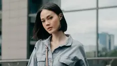 Dikenal sebagai model dan aktris, Della Dartyan dulunya awali karier dari ajang pemilihan Puteri Indonesia 2012. Lalu pada 2013, ia meraih gelar Miss Fotogenic dalam Miss ASEAN 2013. Tidak heran bila kekasih Nino RAN ini selalu tampil menawan. (Liputan6.com/IG/delladartyan)