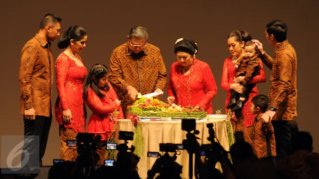 20160730-Rayakan 40 Tahun Pernikahan, SBY-Ani Yudhoyono Sempatkan Berfoto Bersama Pewarta-Jakarta