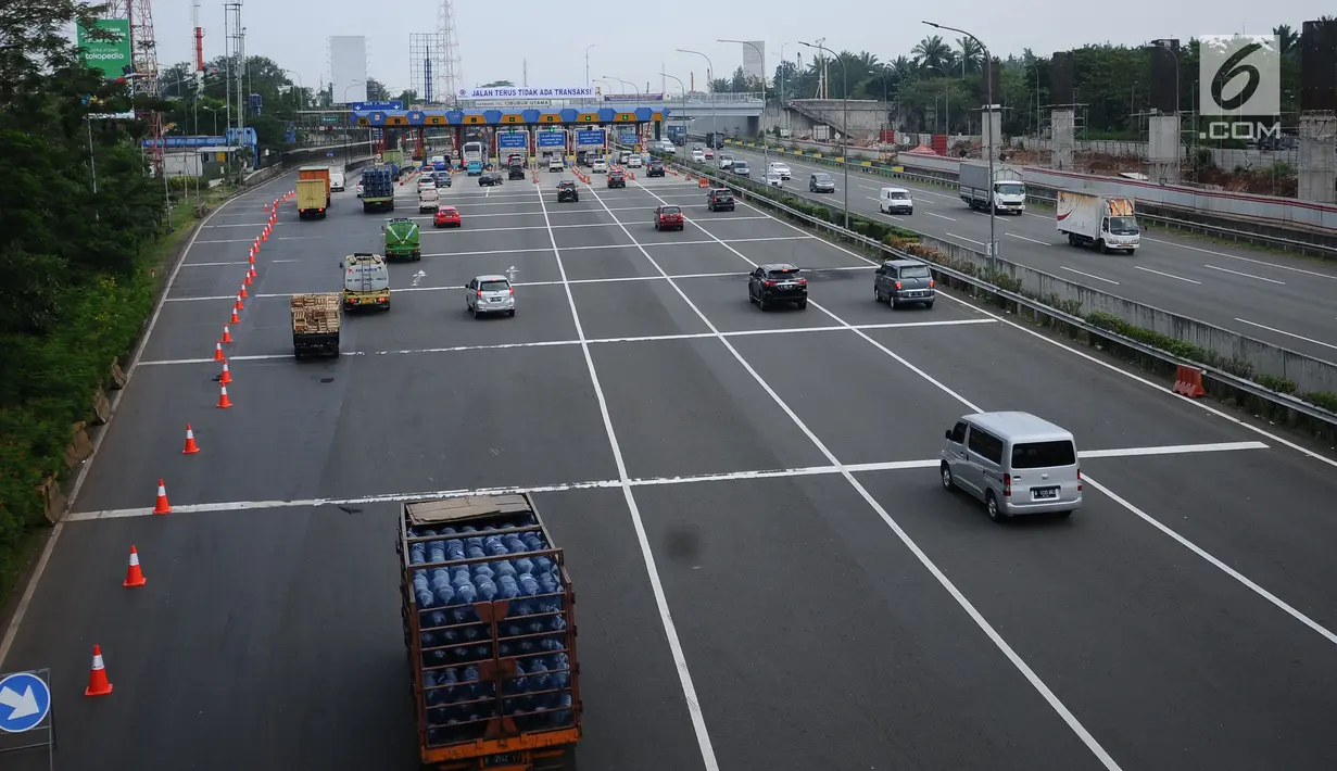 Sejumlah kendaraan memasuki kawasan gerbang tol Cibubur Utama, Jakarta, Jumat (8/9). Pasca perubahan sistem transaksi jalan tol Jagorawi menjadi sistem terbuka atau satu tarif, arus lalu lintas terlihat lebih lancar. (Liputan6.com/Helmi Fithriansyah) 