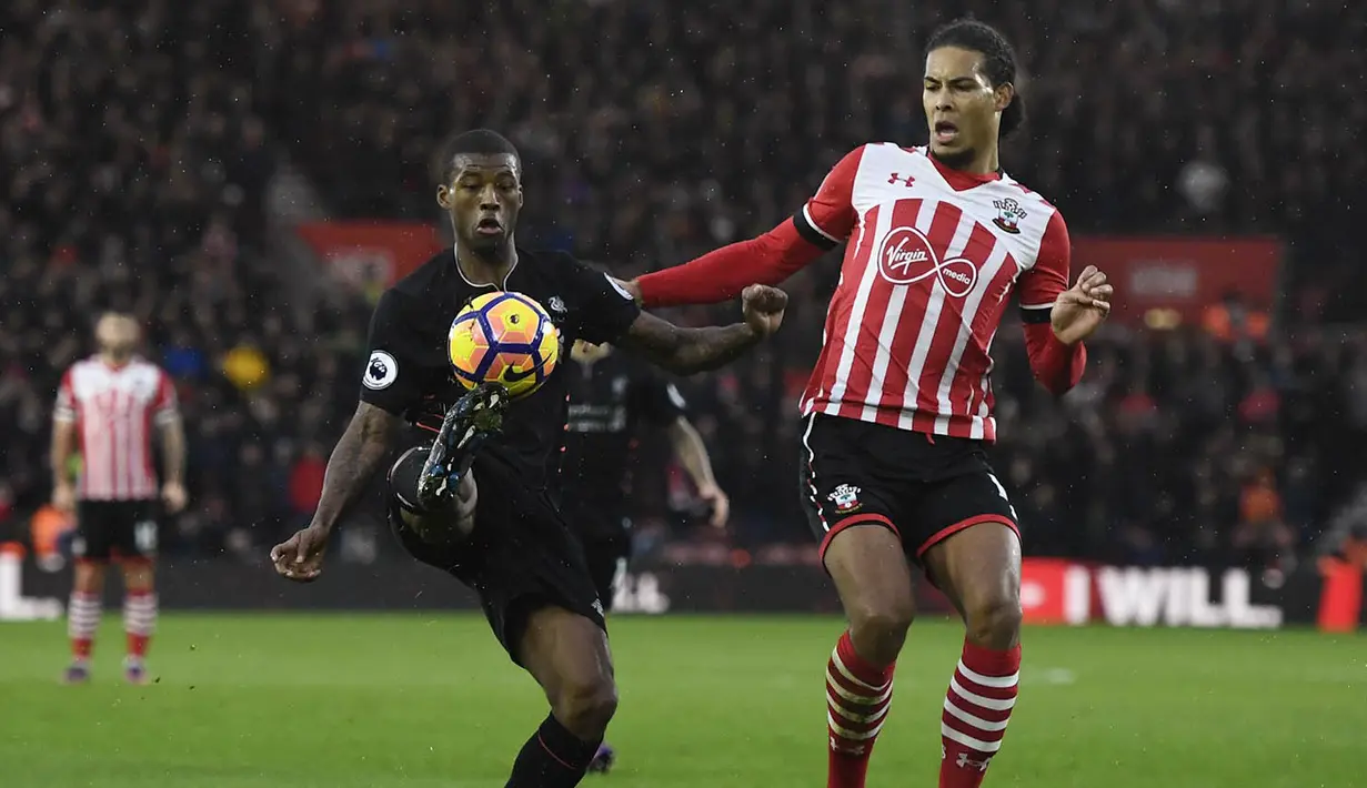 Gelandang Liverpool, Georginio Wijnaldum, berebut bola dengan bek Southampton, Virgil Van Dijk. Pada laga ini Southampton menggunakan formasi 4-3-3. (Reuters//Dylan Martinez)