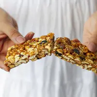 Untuk kamu yang sedang diet dan menjaga pola makan yang sehat tapi ingin tetap nyemil dengan sehat, kamu dapat membuat snack bar sendiri seperti resep di bawah ini. [Dok/freepik.com]