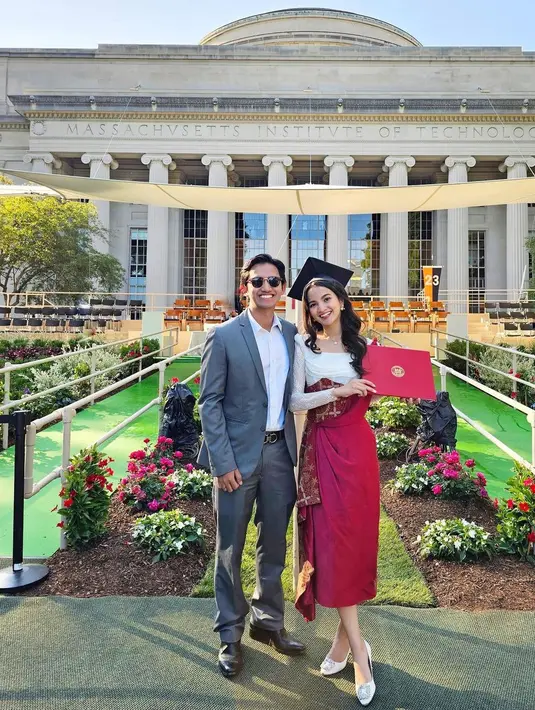 Riasan wajahnya tampak flawless dengan penekanan pada area bibir yang dipulas lipstik warna merah yang serasi dengan kainnya. [Foto: sabrinaanggraini/belvadevara].