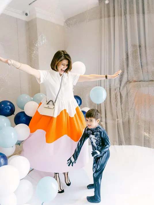 Untuk menggabungkan perayaan ulang tahun kedua anak laki-lakinya, Carissa mengabungkan kesukaan kedua anaknya. "Kareng Q lagi suka Bola dan Z lagi suka Spiderman jadi kita gabungin untuk dekornya Spiderman dan Bola. Semoga kalian happy," tulisnya.  [Instagram/carissa_puteri]