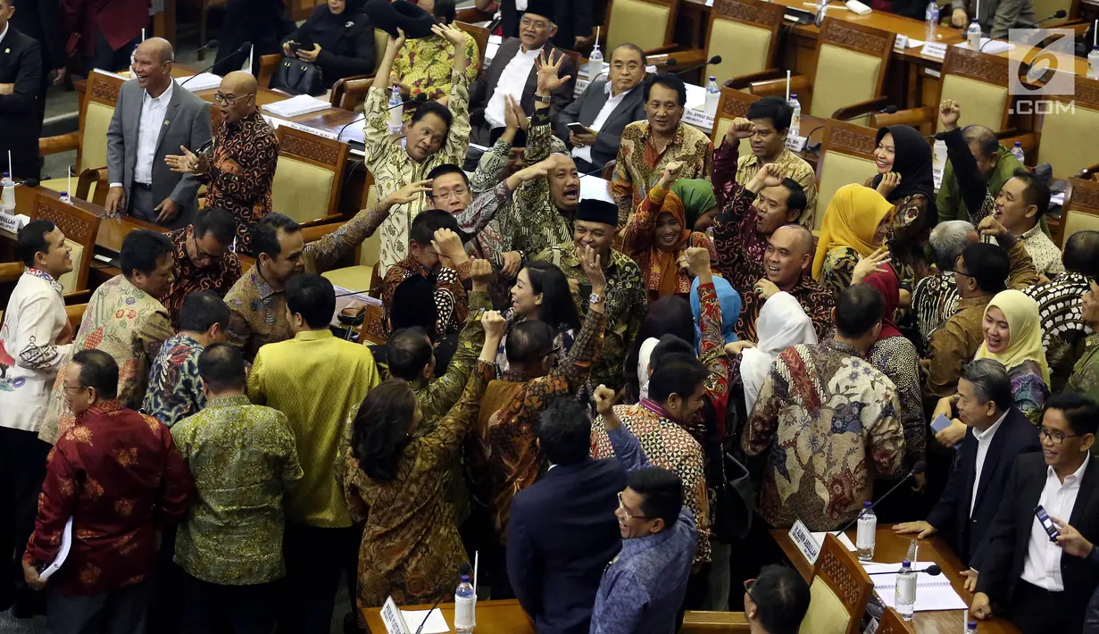 Anggota DPR Fraksi Gerindra melakukan koordinasi sebelum Rapat Paripurna dimulai di Gedung Nusantara II, Komplek Parlemen, Jakarta, Kamis malam (20/7). (Liputan6.com/Johan Tallo)