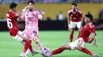 Pemain Inter Miami, Lionel Messi, berusaha melewati pemain Al Ahly pada pertandingan pembuka Grup A Piala Dunia Antarklub 2025 di Hard Rock Stadium pada Minggu (15/6/2025). (AFP/Photo by Kevin C. Cox)