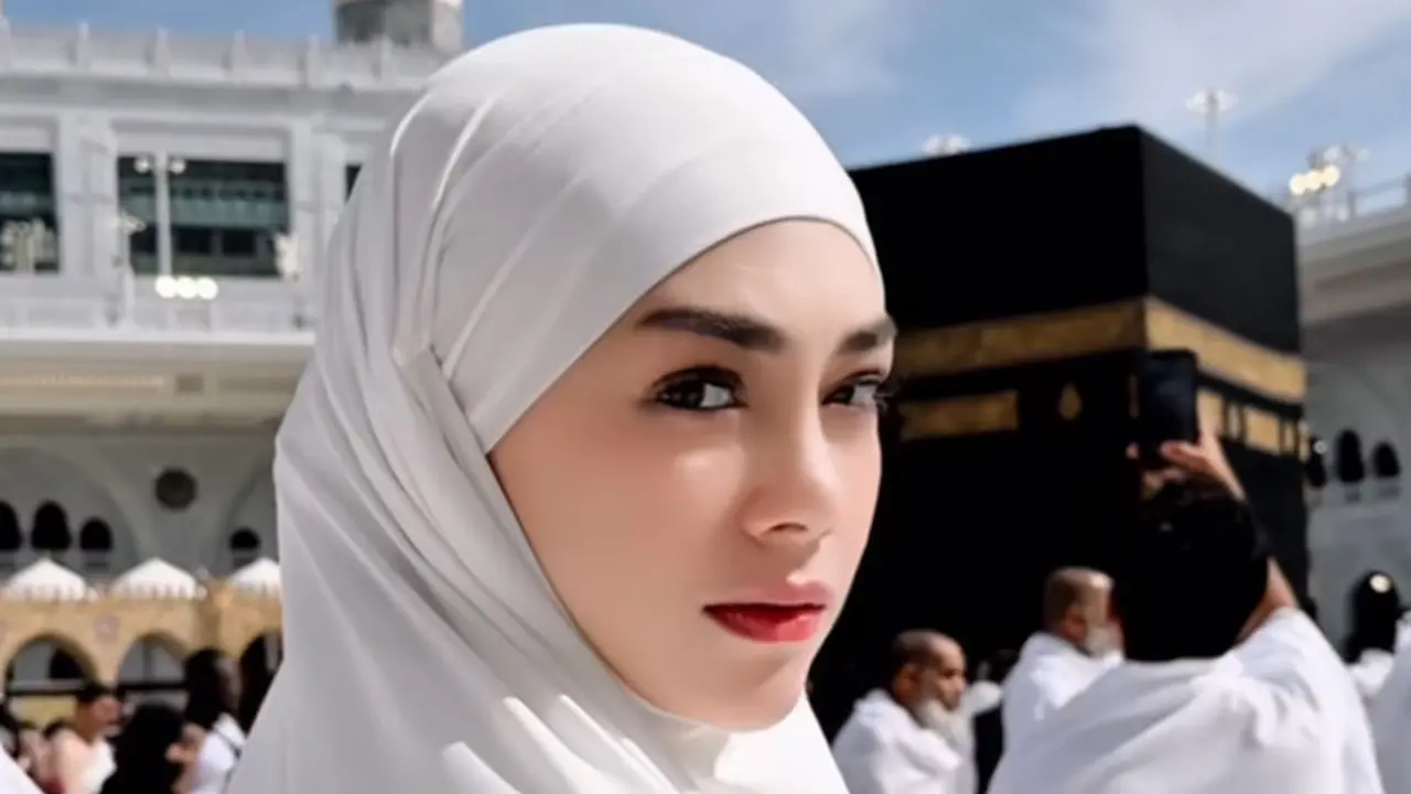 Tampilan Enzy Storia dan Celine Evangelista saat Umrah di bulan Ramadan