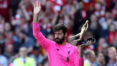 Kiper Liverpool, Alisson Becker menyapa para fans saat memegang penghargaan Golden Gloves usai pertandingan melawan Wolverhampton Wanderers pada lanjutan Liga Inggris di Anfield, Inggris (12/5/2019). Alisson mencatatkan 21 clean sheet di sepanjang musim ini. (Reuters/Carl Recine)