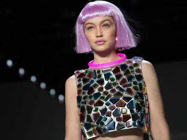 Model Gigi Hadid memperagakan koleksi Fall/Winter 2018 dari Jeremy Scott dalam New York Fashion Week, AS (8/2). Supermodel berusia 22 tahun ini tampil cantik dengan wig berwarna pink. (AP Photo/Mary Altaffer)