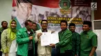 Ketua Umum PPP Romahurmuziy, Sekjen PPP Arsul Sani, foto bersama bakal calon Pasangan Gubernur dan Wakil Gubernur Jawa Barat Ridwan Kamil dan Uu Ruzhanul Ulum di Kantor PPP, Jakarta, Selasa (24/10). (Liputan6.com/JohanTallo)