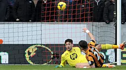 Shane Long mencetak gol pembuka pada pertandingan sepak bola Liga Inggris antara Hull City vs Tottenham Hotspur di Stadion Kingston Communications, Hull (01/02/14). (AFP/Lindsey Parnaby)