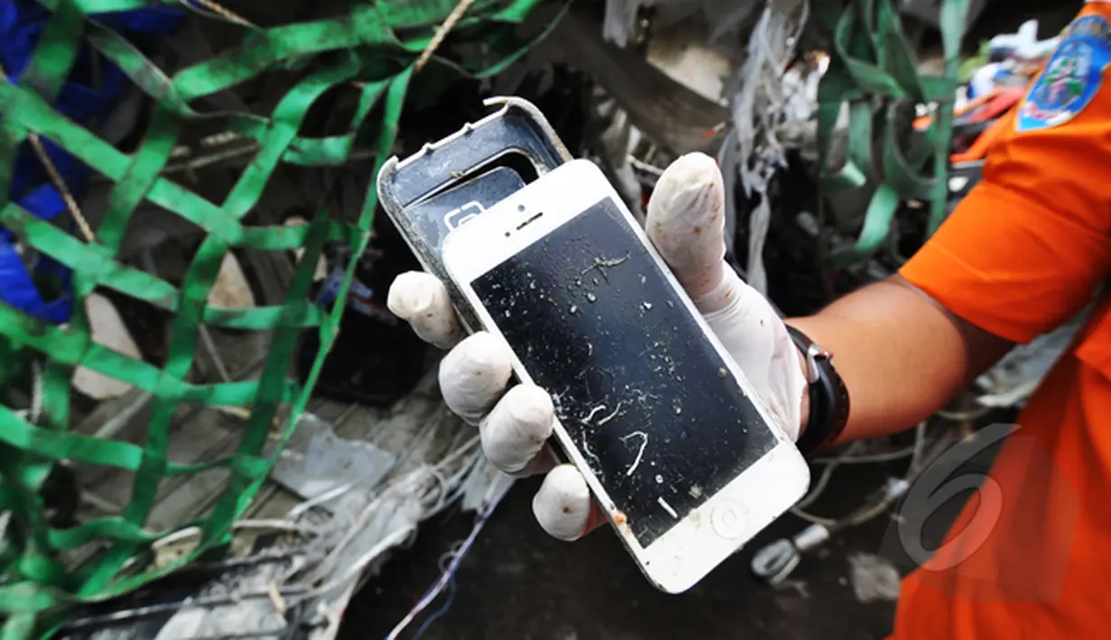 Salah satu barang yang berhasil ditemukan Tim Basarnas di dalam bangkai badan pesawat Airasia QZ8501, Pelabuhan Tanjung Priok, Jakarta, Senin (2/3/2015).  (Liputan6.com/Faizal Fanani)
