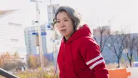 Choo Mae Ok (Yeom Hye Ran), tampak kesal di tengah aktivitas intens memburu iblis untuk melenyapkannya.