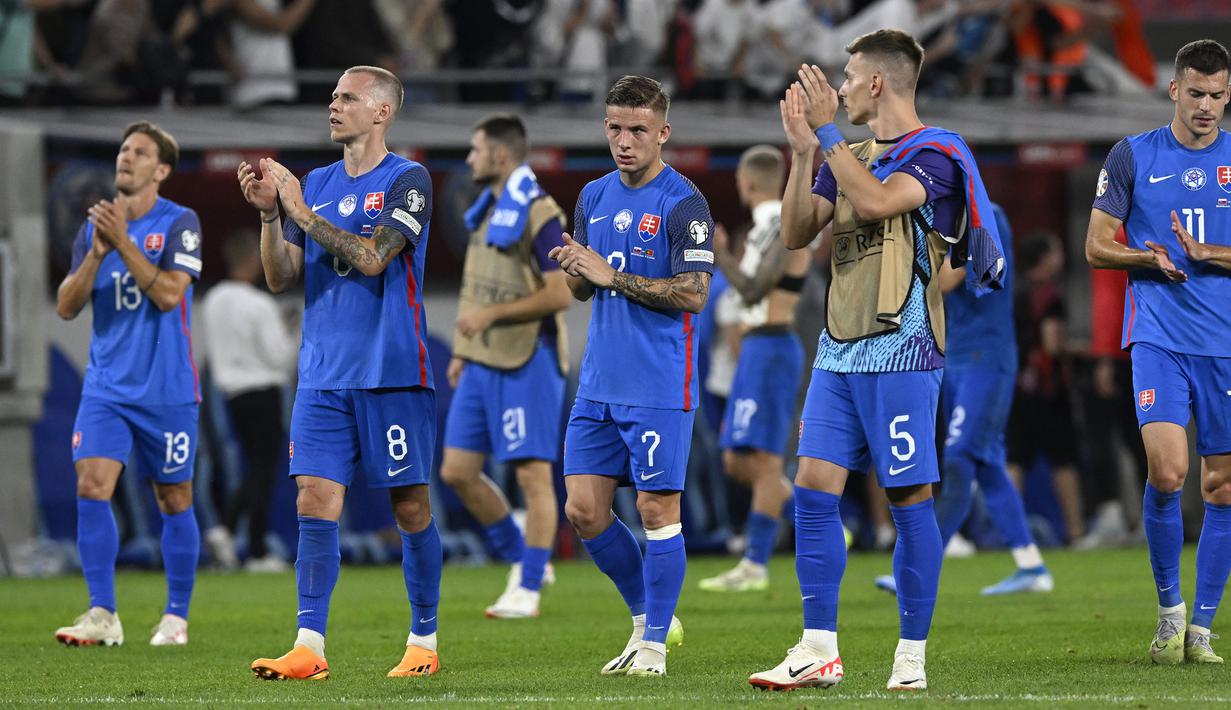 Para pemain Timnas Slovakia memberi aplaus kepada penonton setelah dikalahkan Portugal pada laga Grup J kualifikasi Euro 2024 di National Football Stadium, Bratislava, Slovakia, Sabtu (9/9/2023) dini hari WIB. (AP Photo/Radovan Stoklasa)