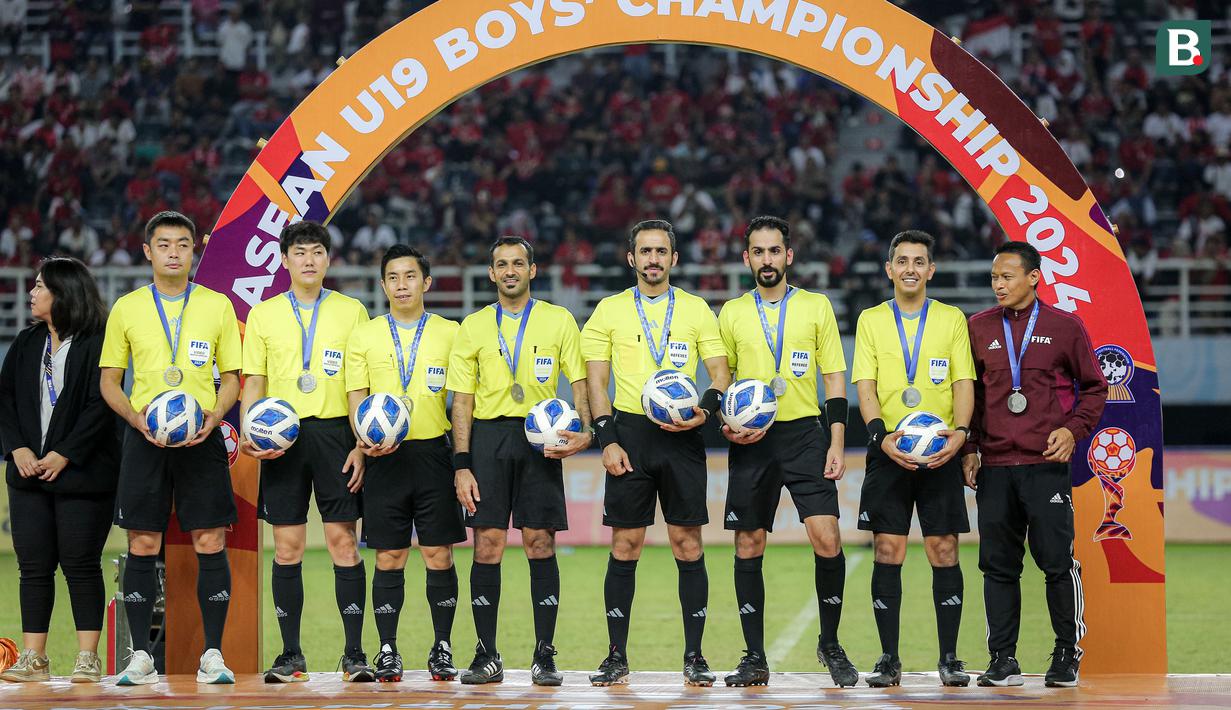 <p>Wasit dan perangkat pertandingan yang telah memimpin laga final Piala AFF U-19 2024 antara Timnas Indonesia U-19 menghadapi Thailand berfoto usai menerima medali penghargaan di Stadion Gelora Bung Tomo, Surabaya, Senin (29/7/2024). (Bola.com/Bagaskara Lazuardi)</p>