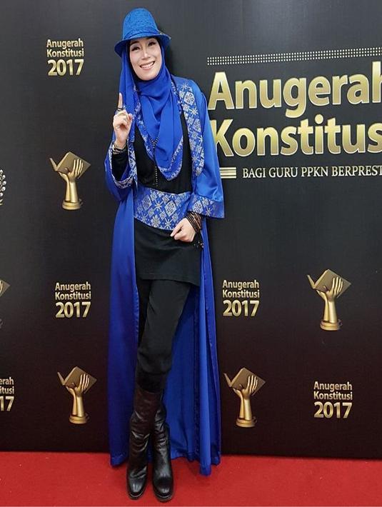 Gaya rocker ala Inka Christie saat hadiri  Anugerah Konstitusi Bagi Guru PPkn Berprestasi Se- Indonesia 2017 silam. Paduan antara hijab dengan sepatu boots warna hitam membuat ia semakin menawan (Liputan6.com/Instagram/@inka_christie99)