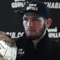 Petarung seni bela diri campuran, Khabib Nurmagomedov menggelar konferensi pers di Moskow pada 26 November 2018. Khabib Nurmagomedov mengumumkan pensiun dari dunia seni bela diri campuran (MMA) usai mengalahkan Justin Gaethje dalam UFC 254, Minggu (25/10/2020). (Kirill KUDRYAVTSEV / AFP)