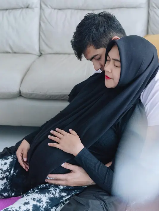 Ria Ricis dalam pelukan suami saat usia kandungan 38 minggu. Keduanya tak sabar untuk melihat bayi mungil yang memiliki sapaan Baby R. (Foto: Instagram/@riaricis1795)