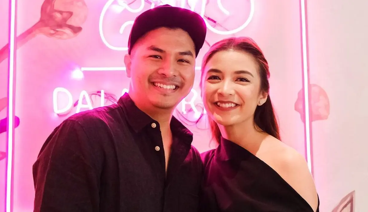 Pasangan satu ini juga sering kali menggunakan baju couple di beberapa acara. Penampilan Chelsea dan Glenn saat sama-sama memakai baju hitam ini pun terlihat begitu serasi. (Liputan6.com/IG/@chelseaoliviaa)