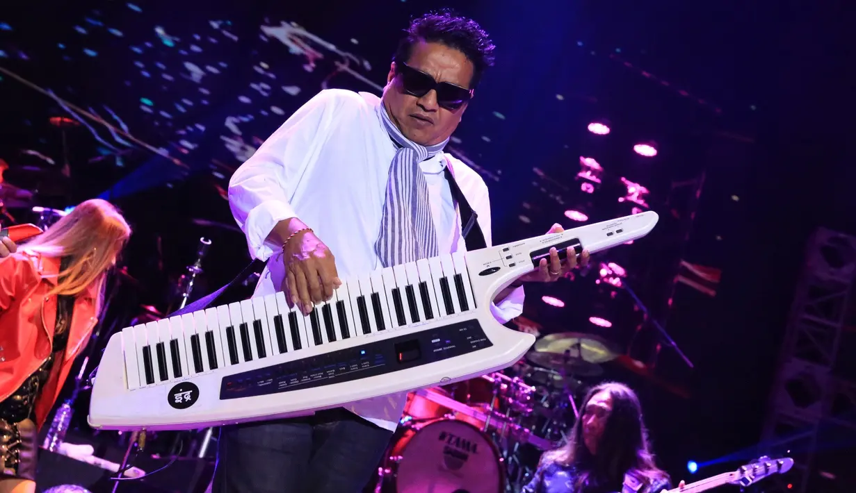 Mengawali penampilannya, penyanyi 49 tahun itu membawakan lagu berjudul La Samba Primadona. Berikutnya dilanjutkan dengan lagu Cinta Pasti, Kau Datang. (Adrian Putra/Bintang.com)