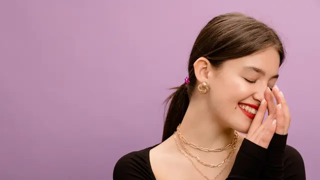 4 Kategori Warna Outfit yang Cocok di Mix & Match dengan Aksesori Emas dan Silver (photo by freepik.com)