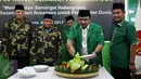 Ketua Umum PP GP Ansor Yaqut Choil Qoumas memotong tumpeng disaksikan Ketua Umum PBNU Said Aqil Siroj saat acara Tasyakuran Harlah ke-83 GP Ansor, Jakarta, Jumat (5/5). Ansor siap melawan kelompok intoleran dan radikal. (Liputan6.com/JohanTallo)