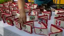 Seorang narapidana menampilkan dompet buatan tangan dengan gambar bintang sepak bola Peru Paolo Guerrero di Penjara San Juan de Lurigancho, Lima, Peru, Kamis (24/5). (AP Photo/Rodrigo Abd)