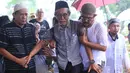 Kalimat yang keluar dari mulut ayah tiga orang anak itu membuat suasana semakin haru. Isak tangis mewarnai para pelayat yang hadir siang itu. Sebelumnya, kedua anaknya juga telah menginggal dunia. (Adrian Putra/Bintang.com)