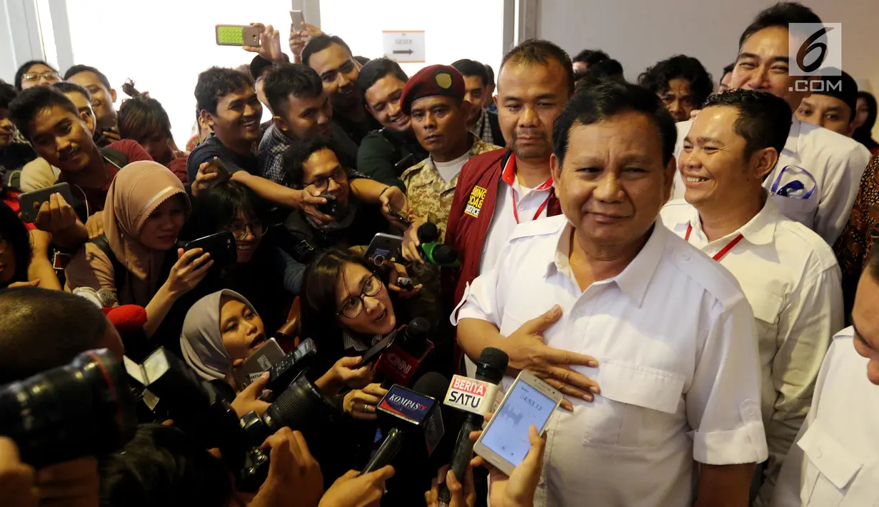 Ketum Gerindra Prabowo Subianto menjawab pertanyaan wartawan sebelum Rakernas Bidang Hukum dan Advokasi di Hotel Sultan, Jakarta, Kamis (5/4). Pertemuan tersebut rencananya membahas strategi pencalonan Prabowo pada Pilpres 2019. (Liputan6.com/Johan Tallo)
