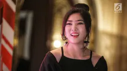 Penyanyi Isyana Sarasvati saat hadir menjadi brand ambassador produk lipstik di Jakarta, Kamis (2/8). Isyana mengaku termasuk wanita yang suka memakai lipstik. Bahkan menurutnya, lipstik adalah cara mengekspresikan diri. (Liputan6.com/Faizal Fanani)