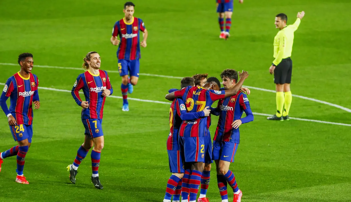 Para pemain Barcelona merayakan gol yang dicetak oleh Francisco Trincao ke gawang Alaves pada laga Liga Spanyol di Stadion Camp Nou, Sabtu (14/2/2021). Barcelona menang dengan skor 5-1. (AP Photo/Joan Monfort)