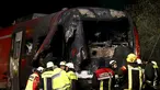 Petugas pemadam mencari masinis yang hilang usai sebuah kereta bertabrakan dengan truk milter di persimpangan kereta api di Freihung, Jerman, Kamis (5/11). Sedikitnya satu orang tewas dan beberapa lainnya terluka. (REUTERS / Michaela Rehle)