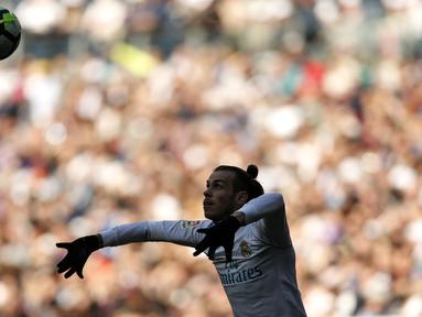 Aksi pemain Real Madrid, Gareth Bale menyambut bola saat melawan Alaves pada La Liga Santander di Santiago Bernabeu stadium, Madrid, (24/2/2018). Real Madrid menang 4-0.  (AP/Francisco Seco)