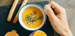 Rahasia resep sup labu rendah kalori namun kaya nutrisi yang pas banget untuk menu makan malam sehat Sahabat Fimela. [Dok/Pexels.com/Nataliya Vaitkevich].