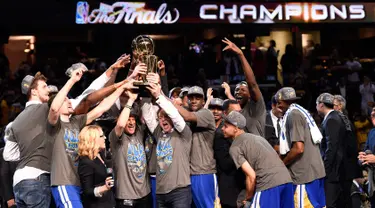 Para Pemain Golden State Warriors mengangkat trofi usai mengalahkan Cleveland Cavaliers di pertandingan ke enam final NBA di Quicken Loans Arena,  Cleveland, (17/6/2015). Warriors unggul atas Cavaliers 4-2 dalam format best of seven. (Reuters/Bob Donnan)