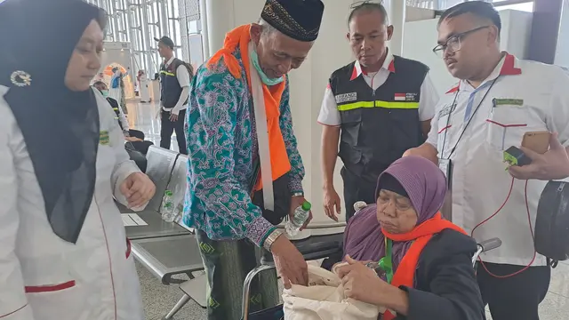 Seorang calon jemaah haji asal Gresik, Jawa Timur sempat tertahan di imigrasi Bandara Internasional Amir Mohammed bin Abdul Aziz (AMAA), Madinah, Sabtu
