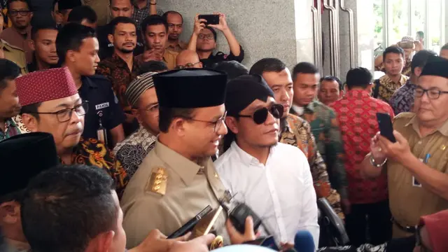 Gus Miftah bersama Gubernur DKI Jakarta Anies Baswedan  di Masjid Fatahillah, Balai Kota DKI Jakarta, Selasa (23/7/2019).