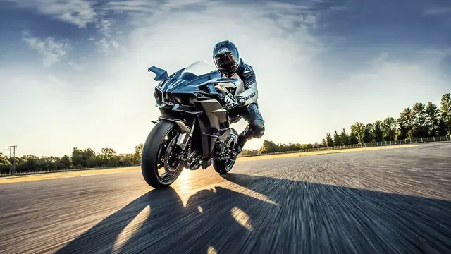 Varian Ninja H2 Carbon ABS tampil eksklusif dengan bodywork serat karbon dan dua opsi warna premium, dibanderol USD 36.200 (Ninja)
