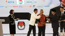 Capres nomor urut 01 Joko Widodo atau Jokowi (dua kiri) saling sapa dengan capres nomor urut 02 Prabowo Subianto (dua kanan) saat mengikuti debat keempat Pilpres 2019 di Hotel Shangri-La, Jakarta, Sabtu (30/3). (Liputan6.com/JohanTallo)